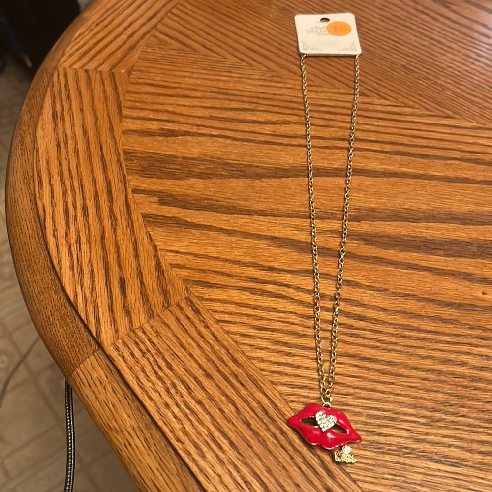 NWT DREAM PLUS GOLDTONE 12” RED LIPS FAUX DIAMOND HEART ON LIPS GOLDTONE KISS